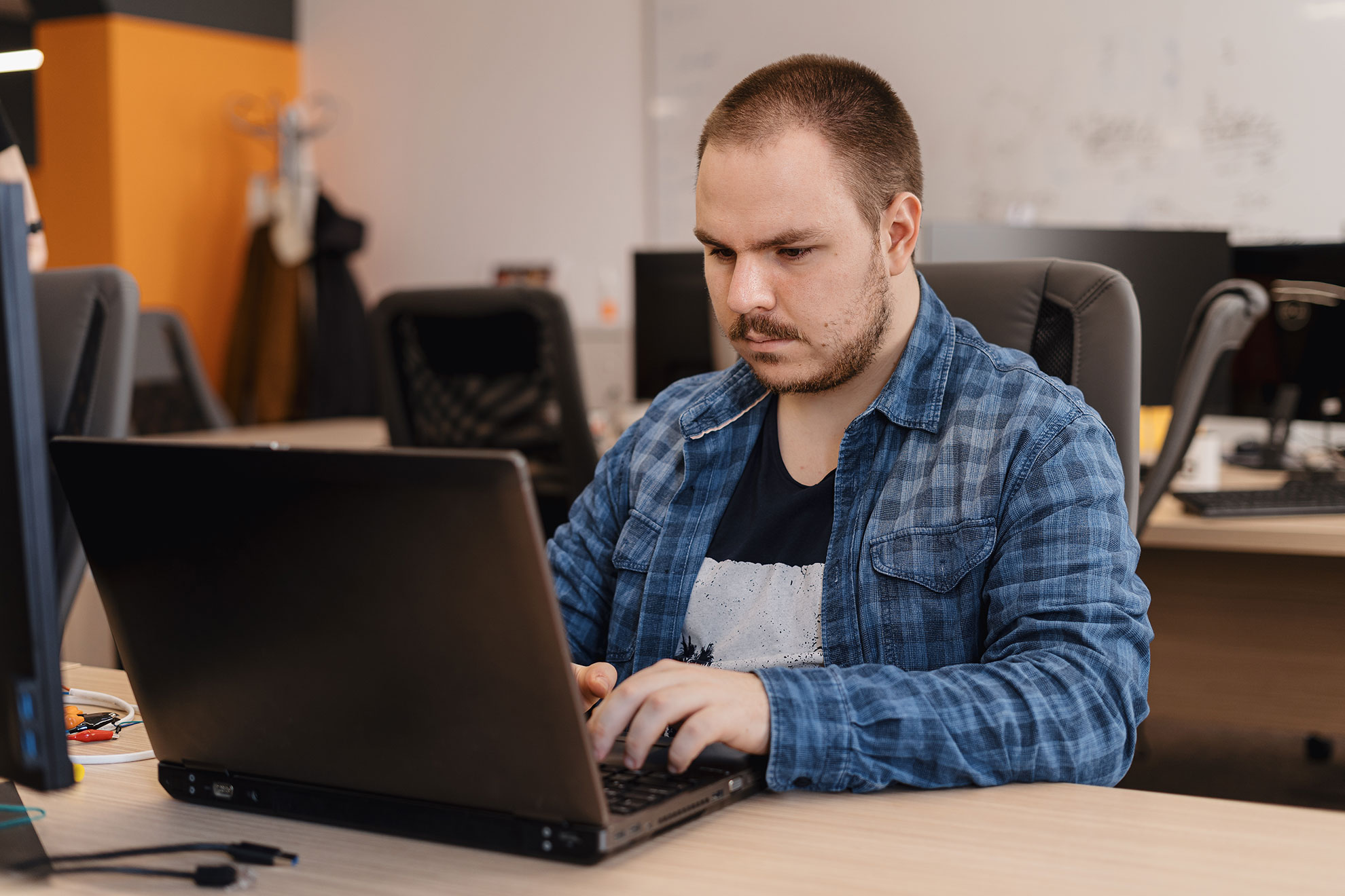 Mężczyzna pracuje przed komputerem, ilustracja do artykułu