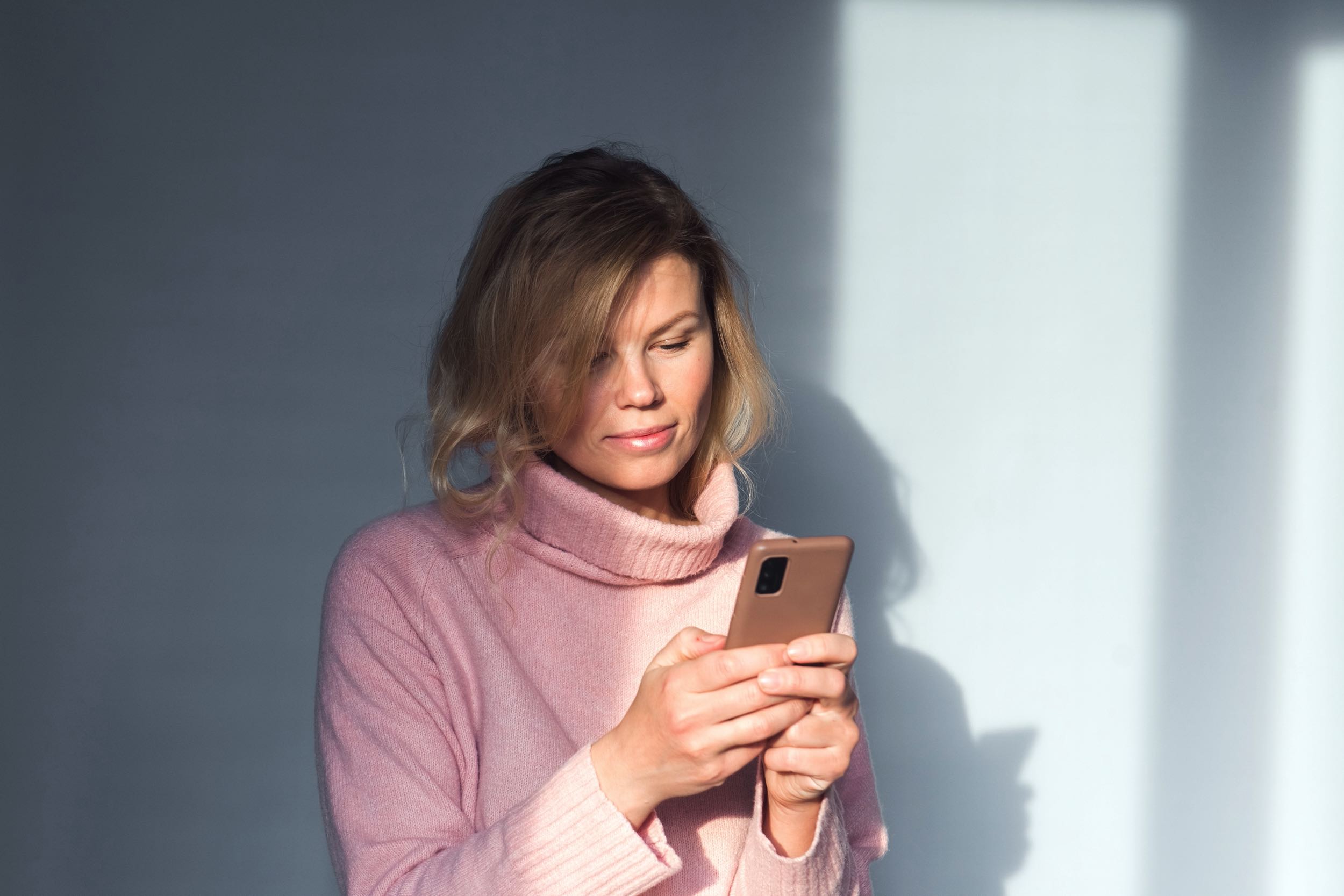 Kobieta korzystająca z telefonu, ilustracja