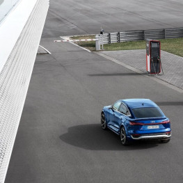 Audi Q8 e-tron jako przykład idealnej optymalizacji pod kątem szybkiego ładowania