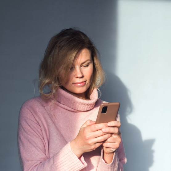 Kobieta korzystająca z telefonu, ilustracja
